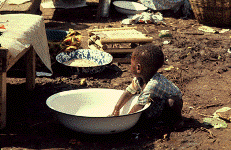 Dans le village de Tienfala, au Mali, un enfant se lave les mains.  Photo Roger Dominique - UNESCO