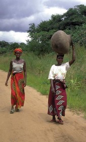Porteuses d'eau en Afrique - Photo Helvetas